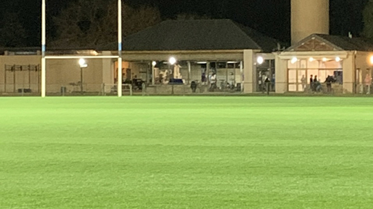 Las instalaciones de un campo de rugby y parte del club, en la noche, utilizando la iluminación de I-LED