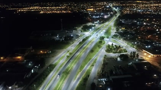Una cruce en un ruta de varios carriles en la noche, en donde se puede ver la potencia de la iluminación de I-LED